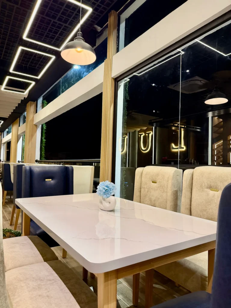 Cena romántica con vista al mar en Luuma Rooftop Manta
