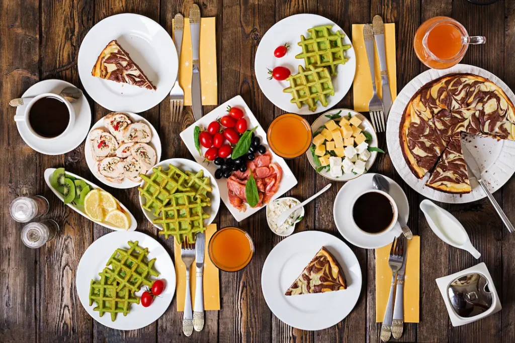 Brunch con variedad de platos en un restaurante de Manta