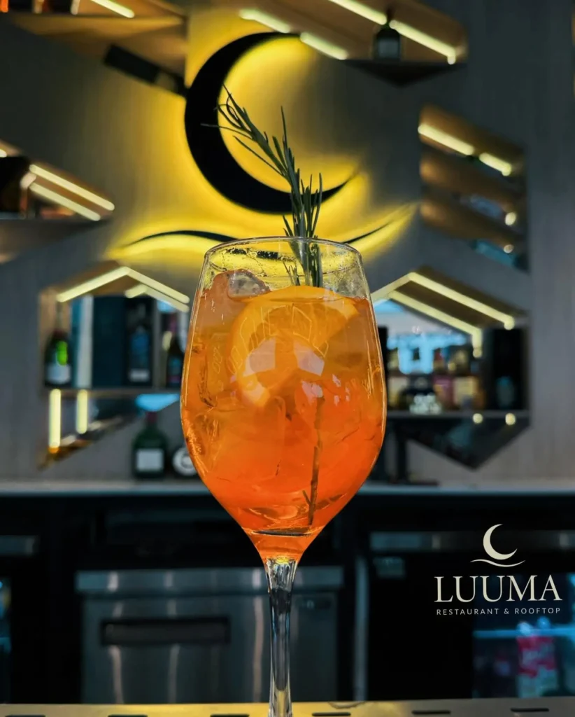 Cócteles servidos en Luuma Rooftop con presentación elegante y ambiente moderno