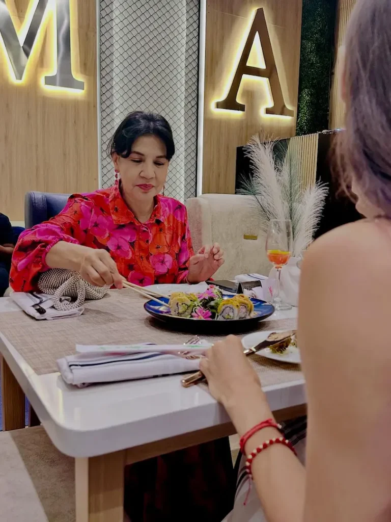 Personas disfrutando sushi en un restaurante de Manta Ecuador