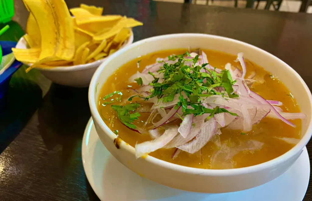 Encebollado servido como plato tradicional de comida de mar en Manta con ingredientes frescos