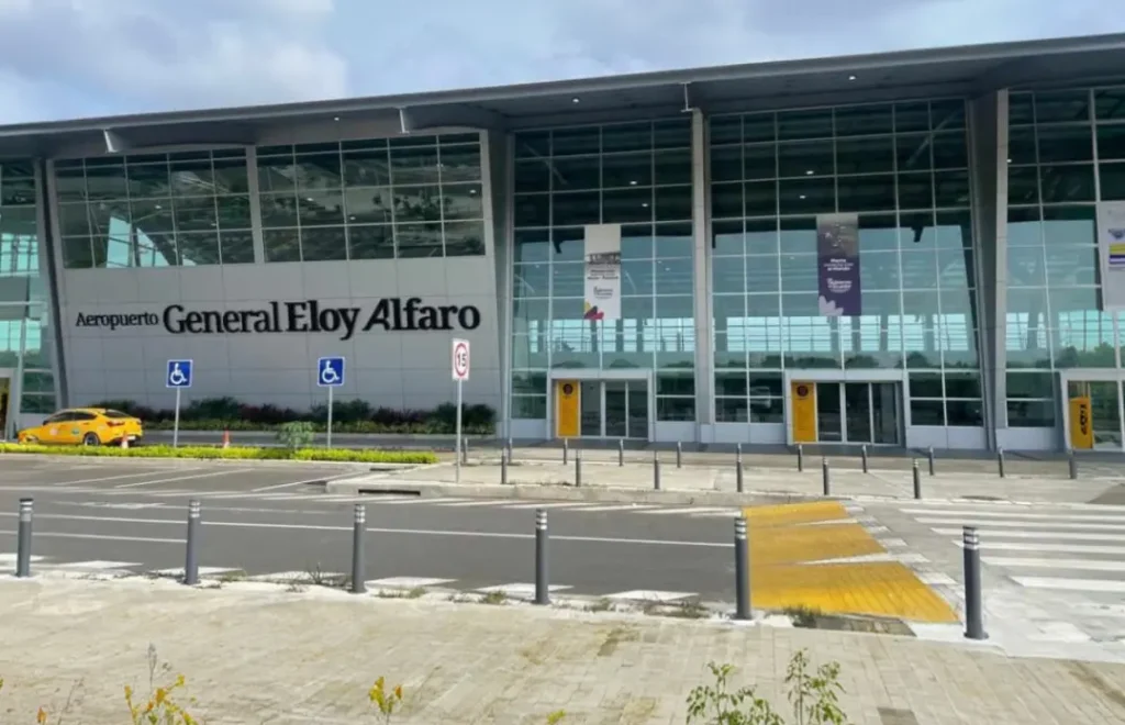 Vista del aeropuerto de Manta como punto de llegada para visitar la ciudad