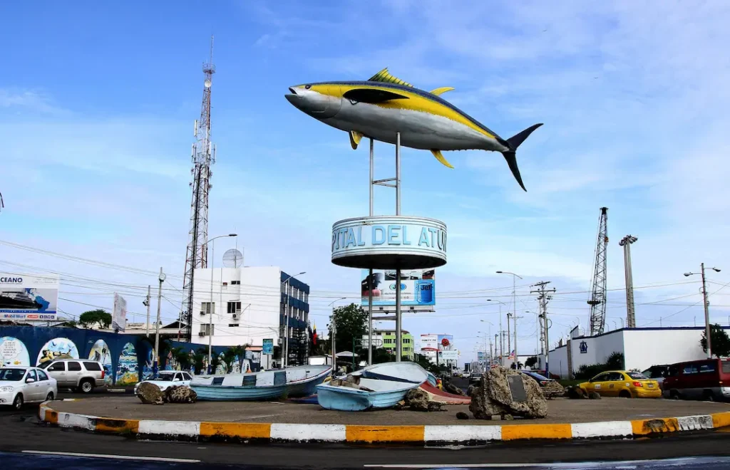 Vista del Monumento al Atún en Manta como punto turístico representativo de la ciudad