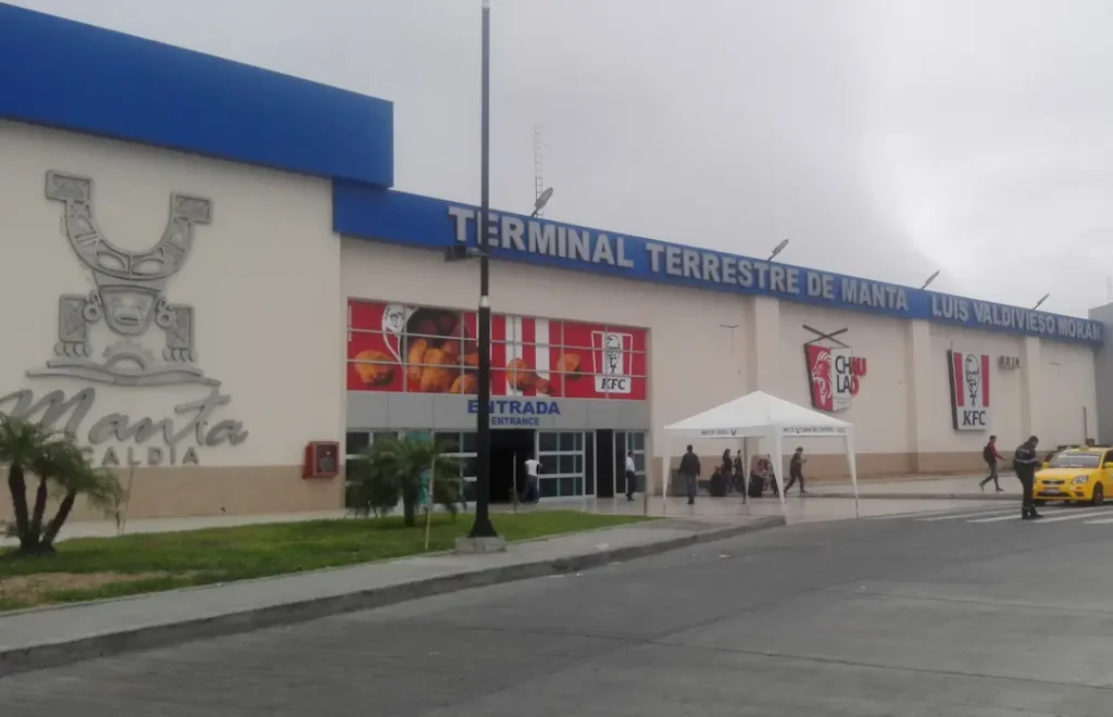 Vista de la terminal terrestre de Manta como punto de llegada y conexión en la ciudad