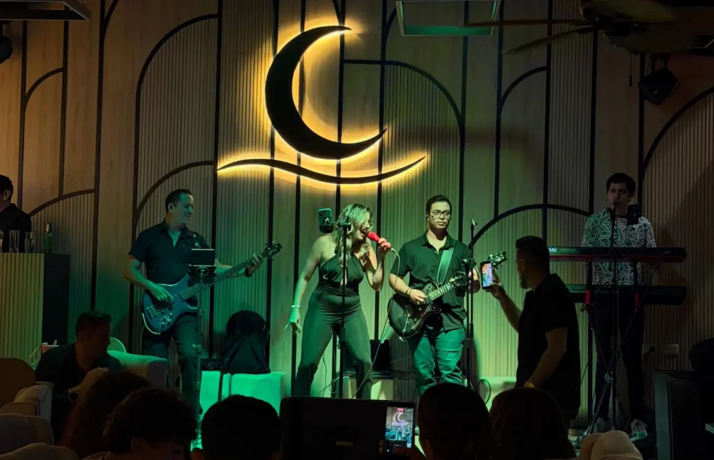 Personas disfrutando música en vivo y gastronomía en restaurantes de Manta