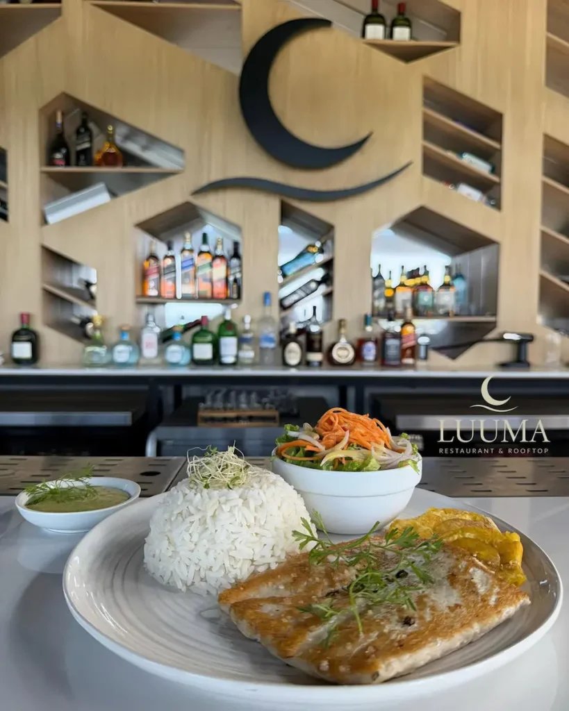 Filete de pescado servido en un restaurante para almorzar en Manta con presentación gastronómica