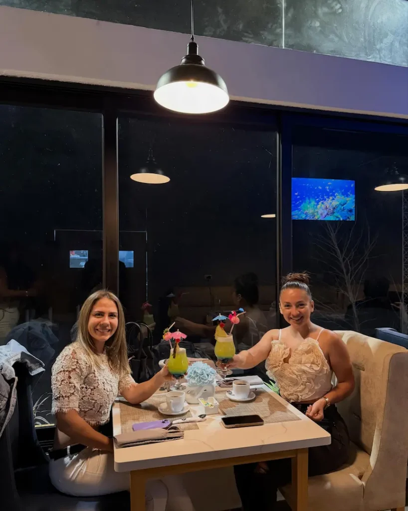 Personas disfrutando bebidas y ambiente social durante el happy hour en Luuma