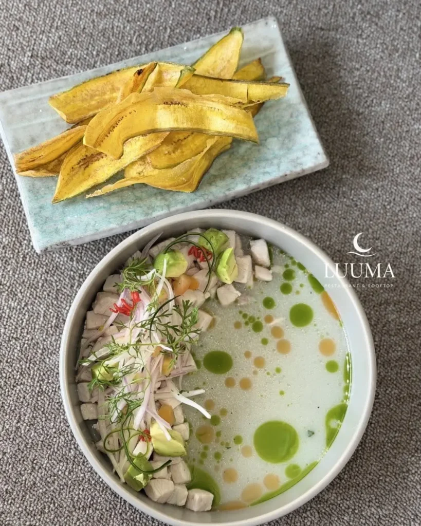 Ceviche preparado al estilo tradicional en Manta con ingredientes frescos del mar