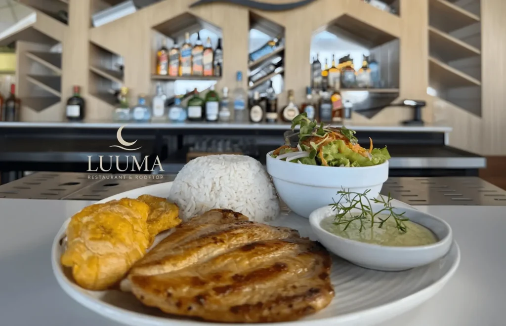 Menú del día servido en Manta con variedad de platos y presentación gastronómica