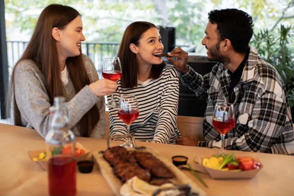 Familia compartiendo una parrillada y disfrutando una comida en Manta