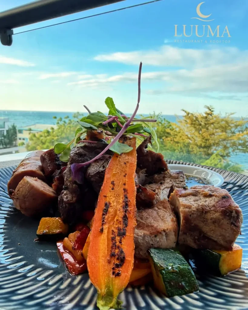 Parrillada servida en Luuma con vista al mar en Manta