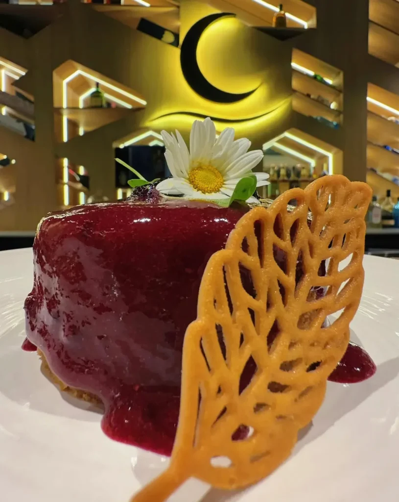 Pastel cubierto con decoración elegante servido como parte de la oferta de postres en Manta