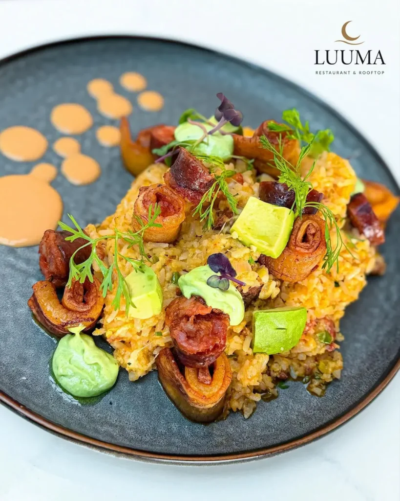 Plato de brunch con presentación gastronómica servido en un restaurante de Manta
