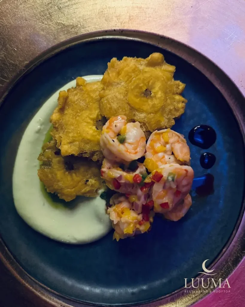 Plato típico de Manta con camarón y patacón servido con ingredientes tradicionales de la costa ecuatoriana