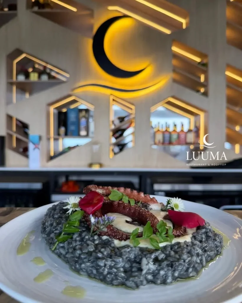 Plato típico de Manta preparado con pulpo y presentación inspirada en la gastronomía de la costa ecuatoriana