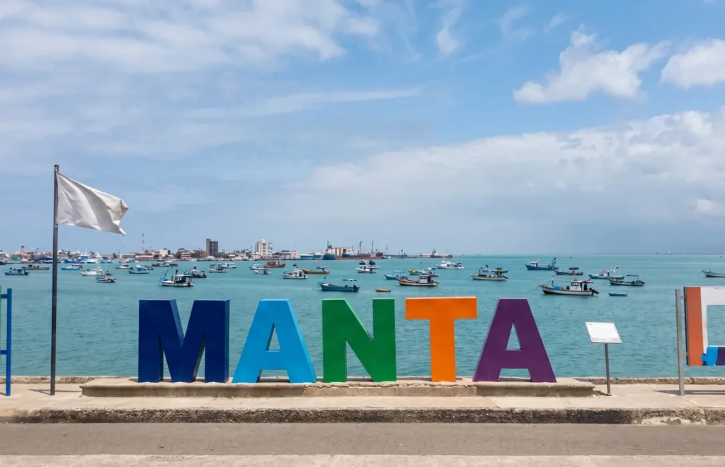 Playas de Manta Ecuador con vista al mar y ambiente costero