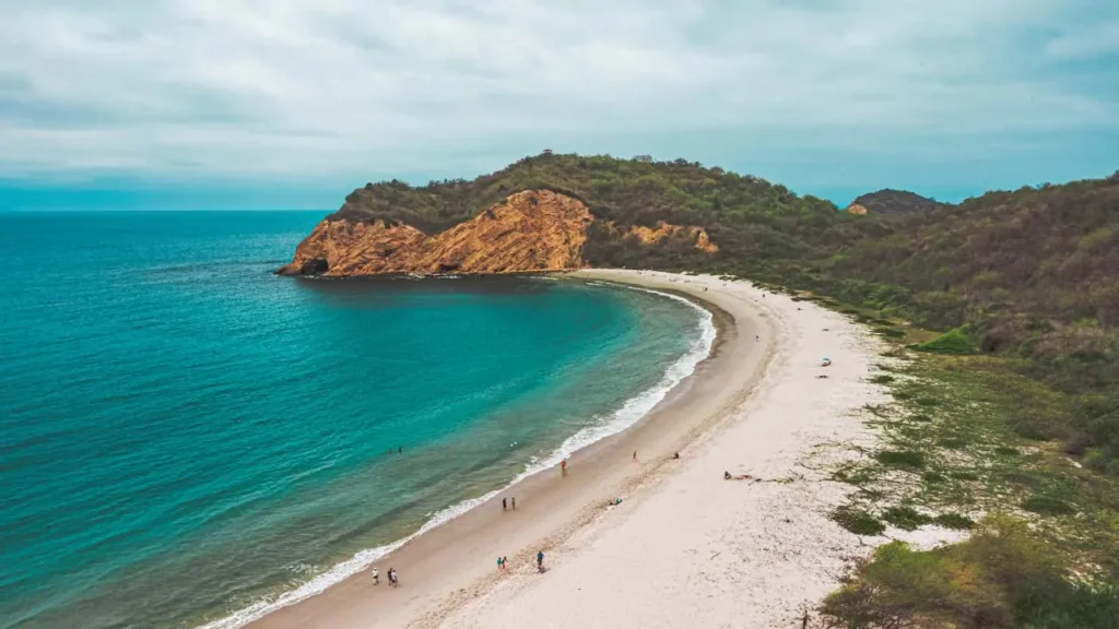 Paisaje y la playa Los Frailes cerca de Manta