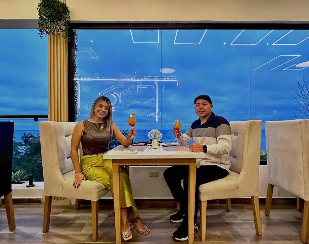 Pareja disfrutando una comida frente al mar en Luuma Manta