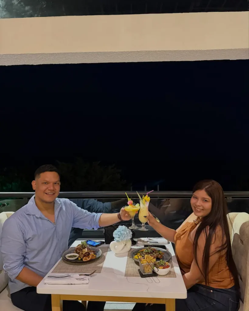Pareja disfrutando una cena romántica en un restaurante con terraza en Manta