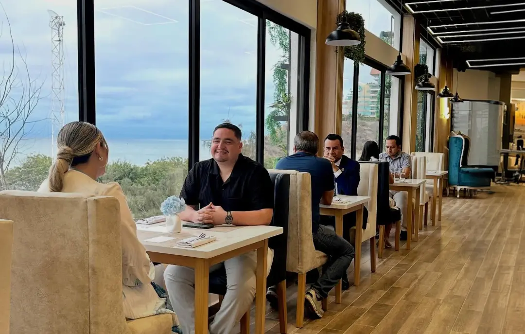Personas disfrutando una comida en restaurantes abiertos en Manta con ambiente agradable