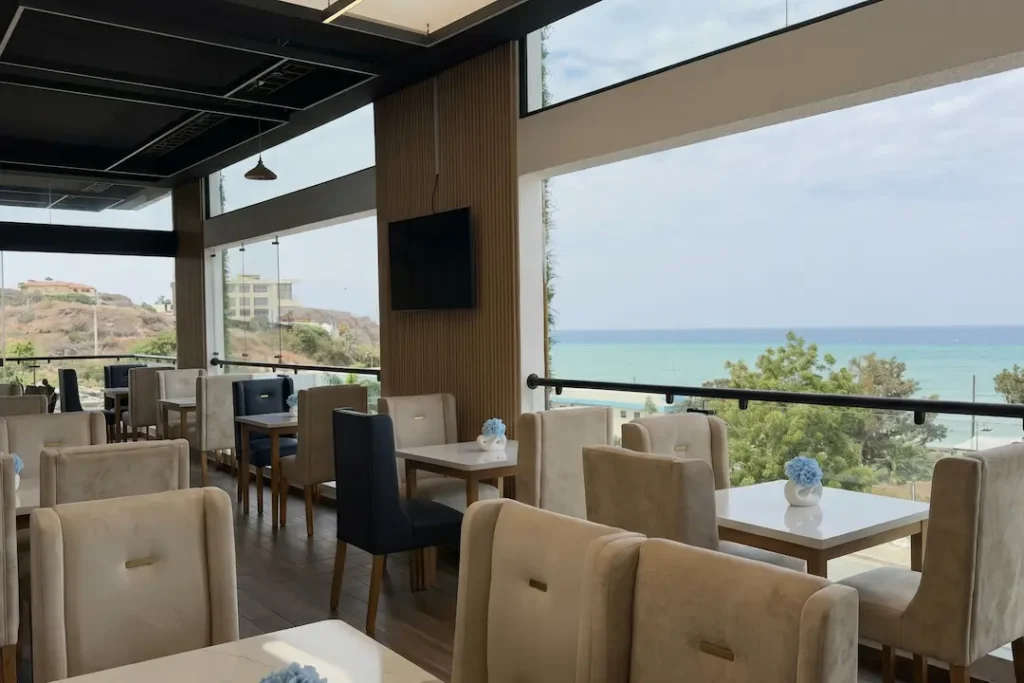 Restaurante frente al mar en Manta con mesas y vista al océano