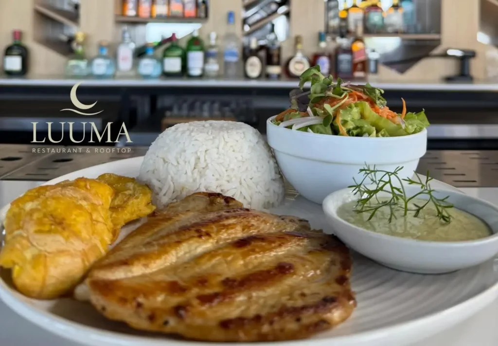 Personas disfrutando un almuerzo en un restaurante de Manta con variedad de platos y ambiente acogedor