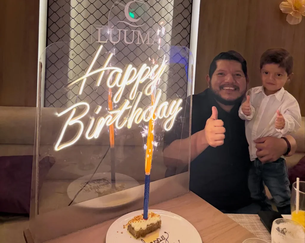 Celebrar cumpleaños en un restaurante de Manta con ambiente festivo y comida