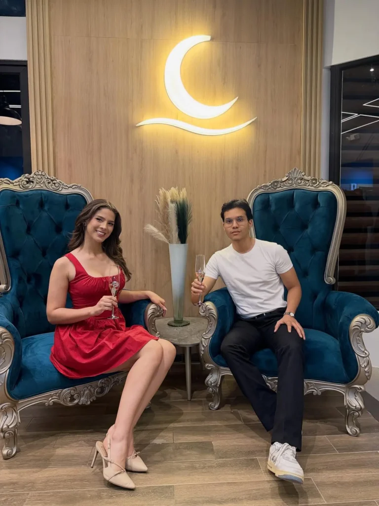 Pareja disfrutando una cena en un restaurante romántico en Manta con ambiente elegante