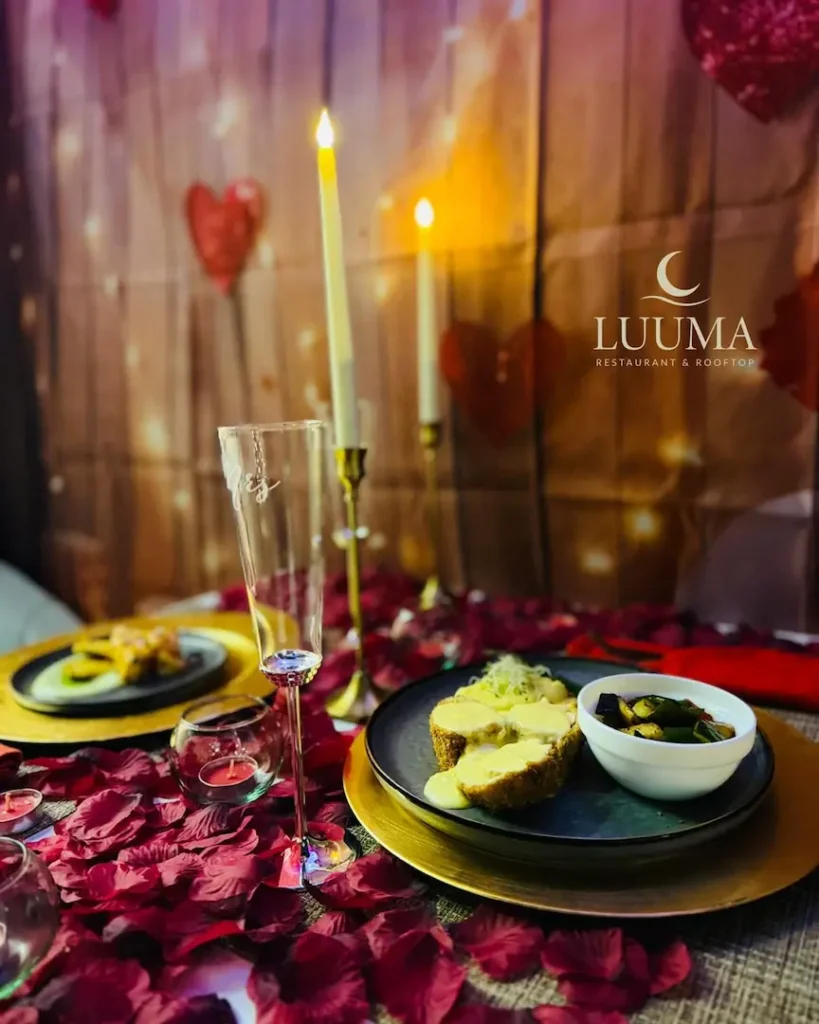 Decoración elegante y ambiente romántico en Luuma para una experiencia gastronómica especial en Manta
