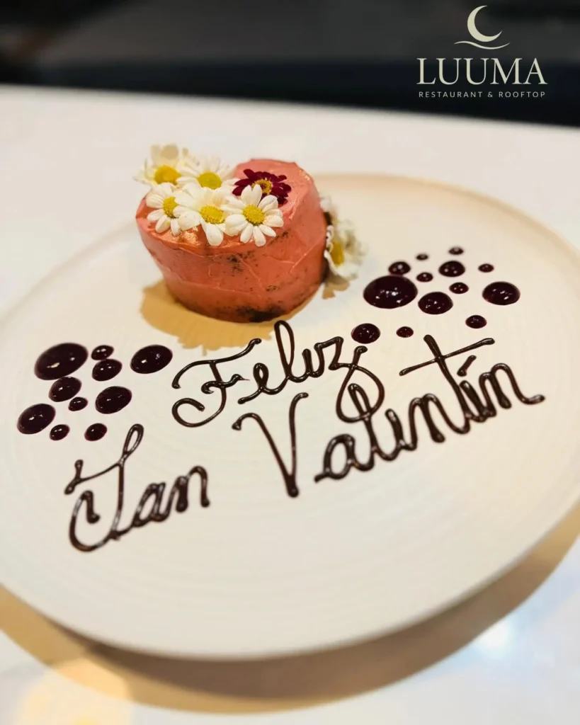 Postre servido en un restaurante romántico en Manta con presentación elegante para una ocasión especial