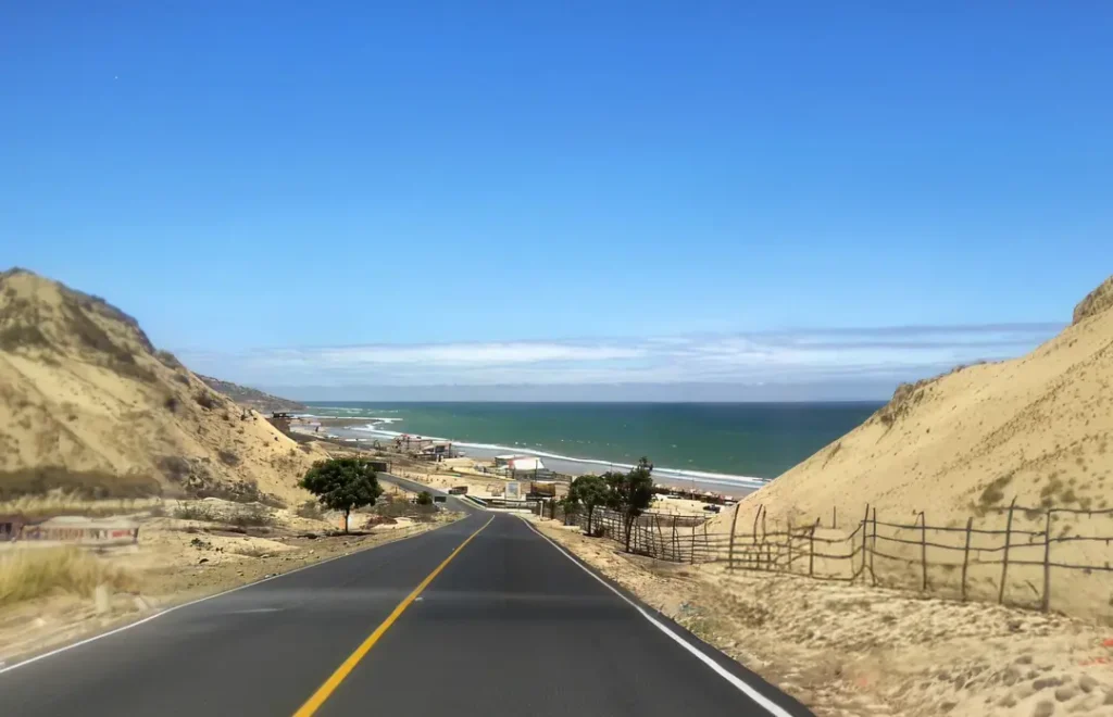 Santa marianita con vista costera como parte de la experiencia en playas de Manta Ecuador