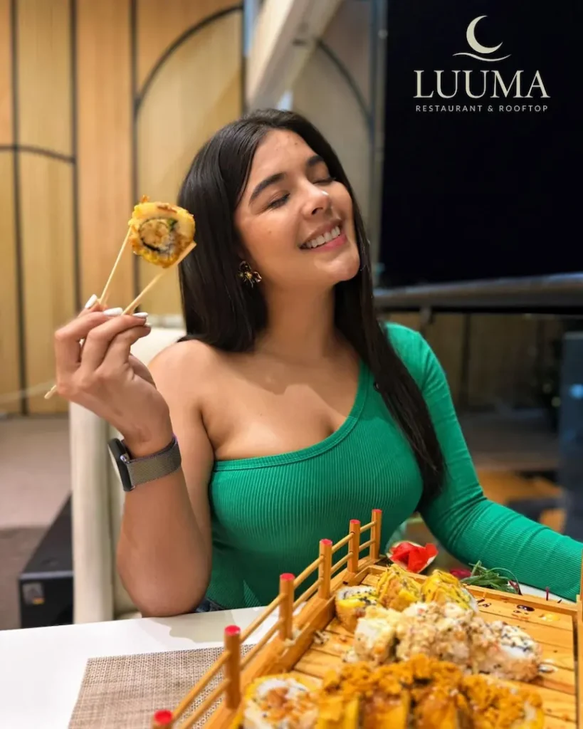 Disfrutar sushi en Manta Ecuador con presentación gastronómica y ambiente moderno