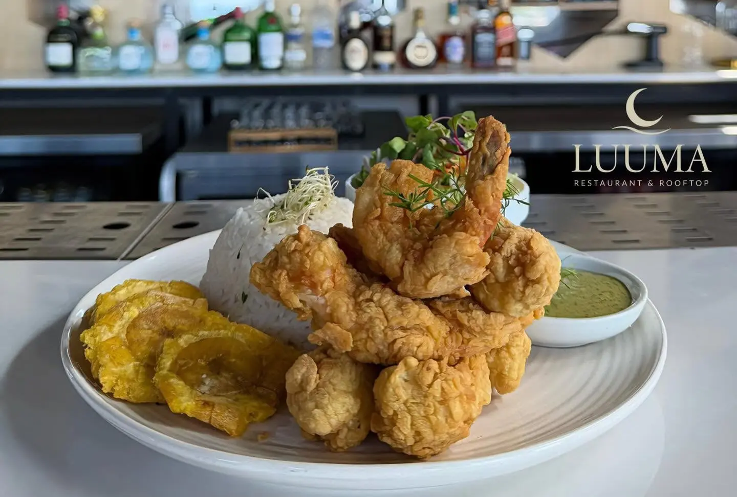 Camarones apanados servidos como parte de una experiencia de turismo gastronómico en Manta