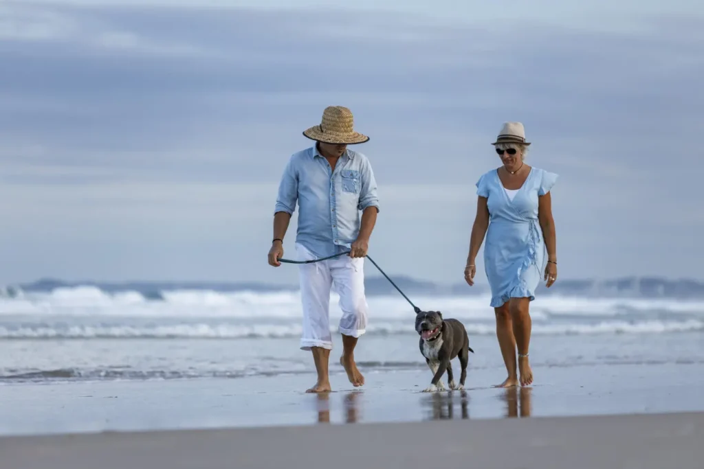Personas disfrutando actividades pet friendly en Manta junto a sus mascotas al aire libre