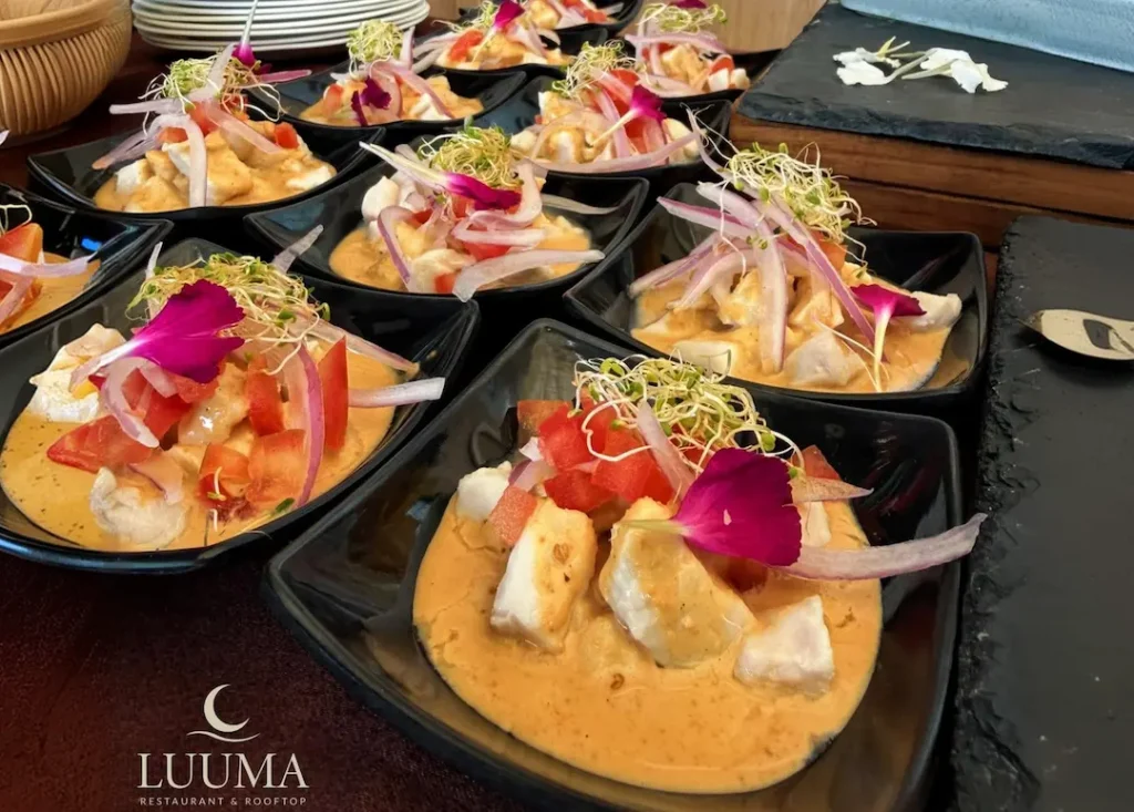 Almuerzos típico servido en un restaurante de Manta con mariscos y cocina manabita