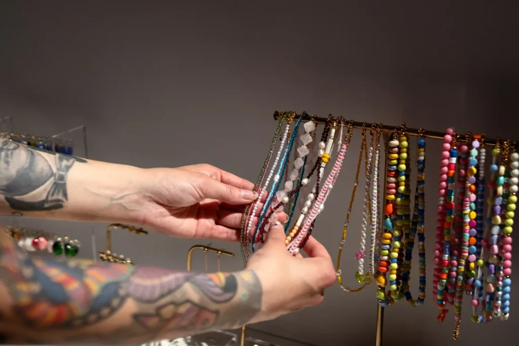 Artesanías en tagua Manta con figuras talladas elaboradas de forma artesanal.