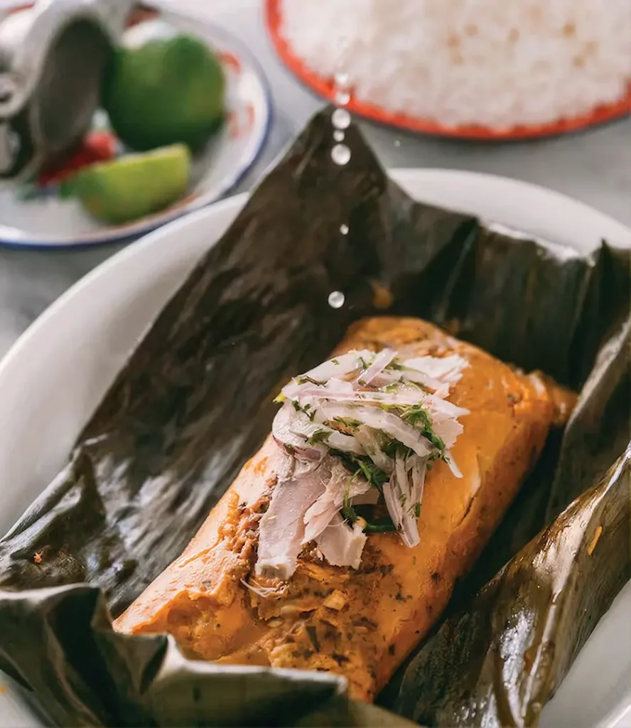 Bollo manabita para desayuno servido con salsa y acompañamientos tradicionales.