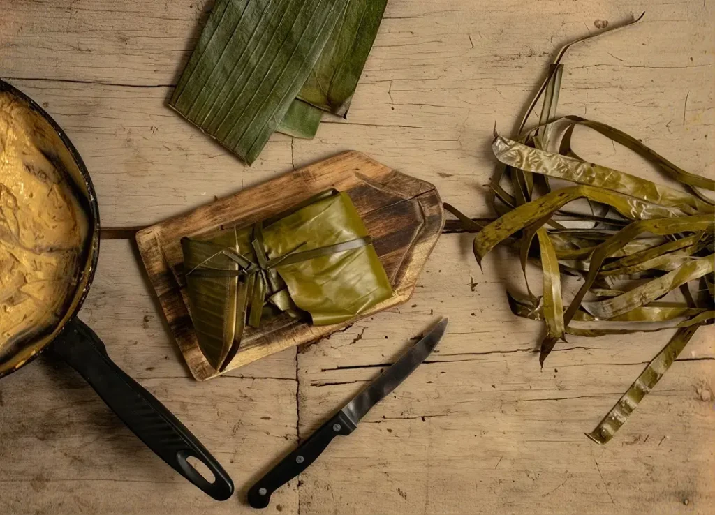Bollo manabita envuelto en hoja de plátano listo para su cocción tradicional.