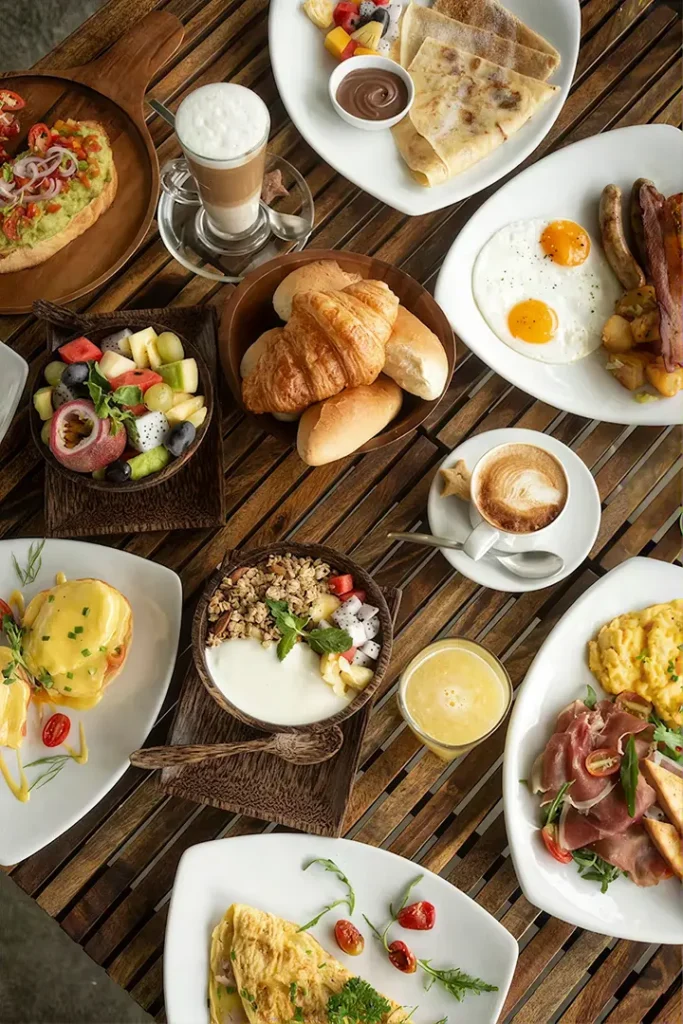 runch en restaurantes con platos variados, café y jugos naturales servidos en mesa.