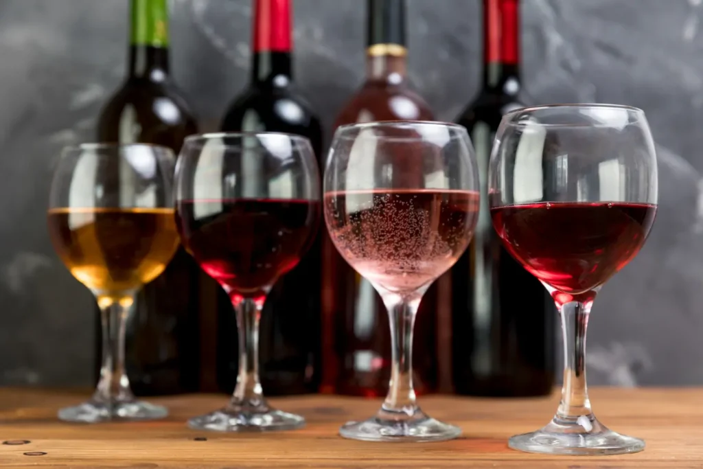 Carta de vinos en Manta con botellas y copas sobre una mesa elegante.