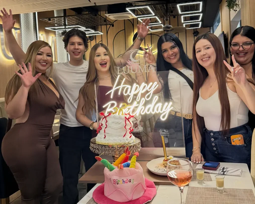 Celebrar cumpleaños en Manta con mesa decorada, pastel y ambiente elegante frente al mar.