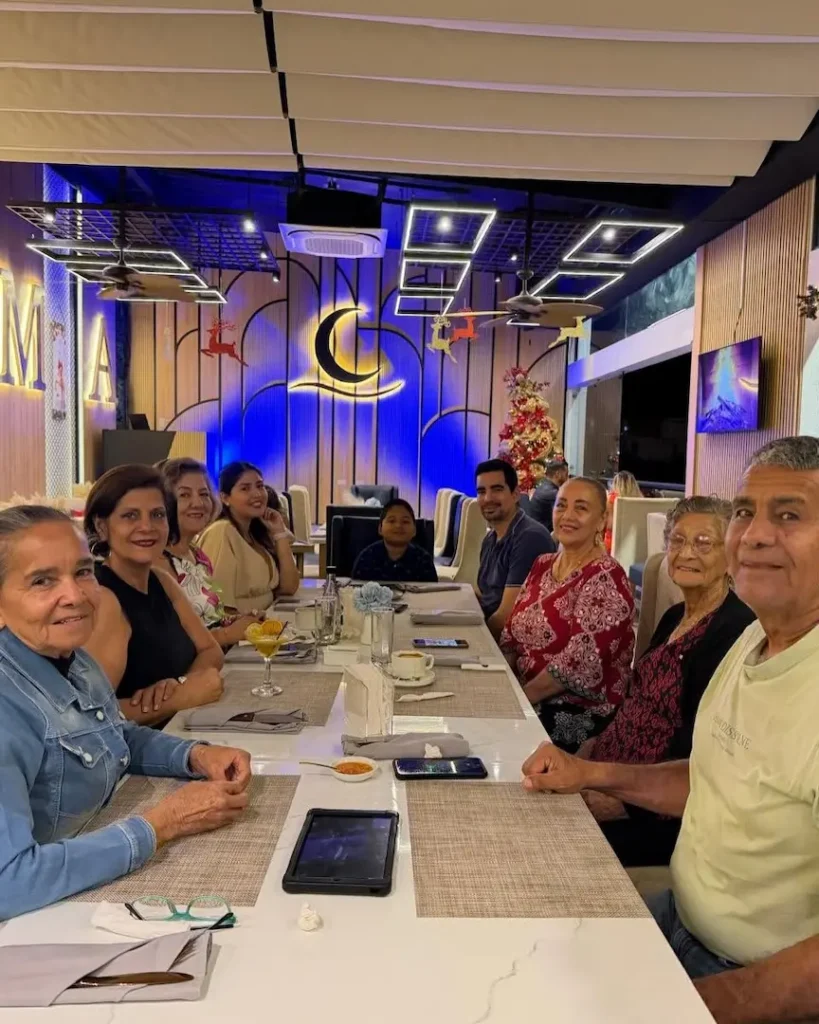 Familia reunida disfrutando una cena de Fin de Año en un ambiente festivo y elegante