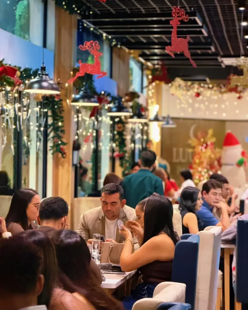 Familia reunida alrededor de una mesa disfrutando una cena para despedir el año