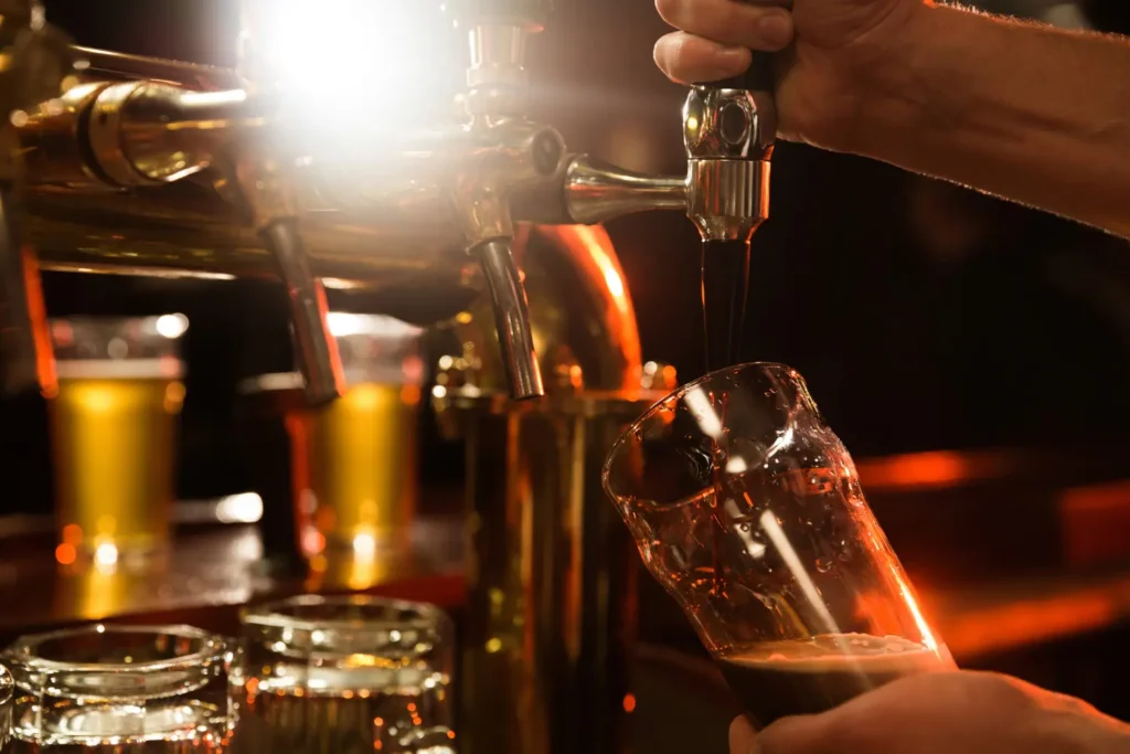 Cervezas artesanales de Ecuador en Manta servidas en vasos con presentación elegante.