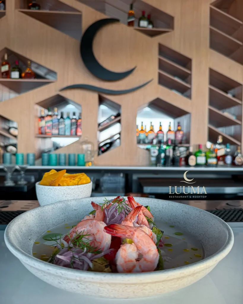 Camarones preparados y servidos en Luuma Rooftop con presentación gourmet