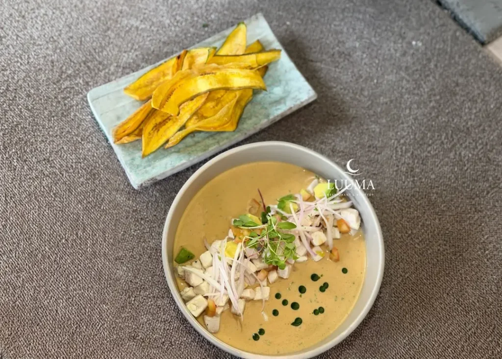 Ceviche manabita Ecuador servido con pescado fresco, cebolla curtida y limón.