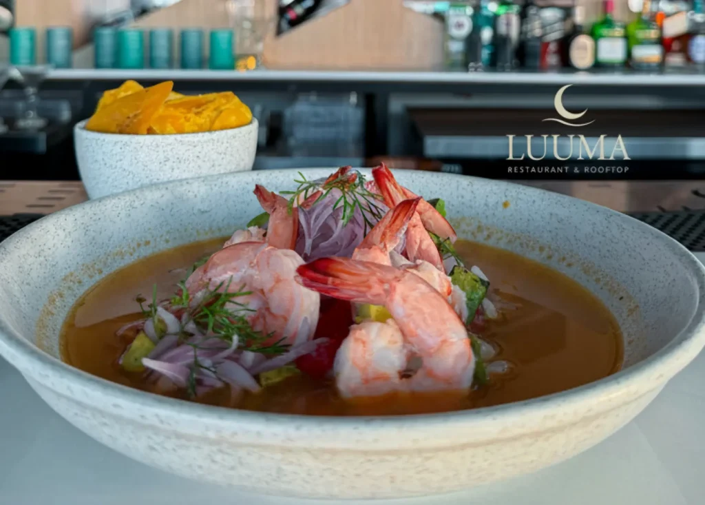 Ceviche manabita preparado con la receta original e ingredientes frescos de la costa ecuatoriana
