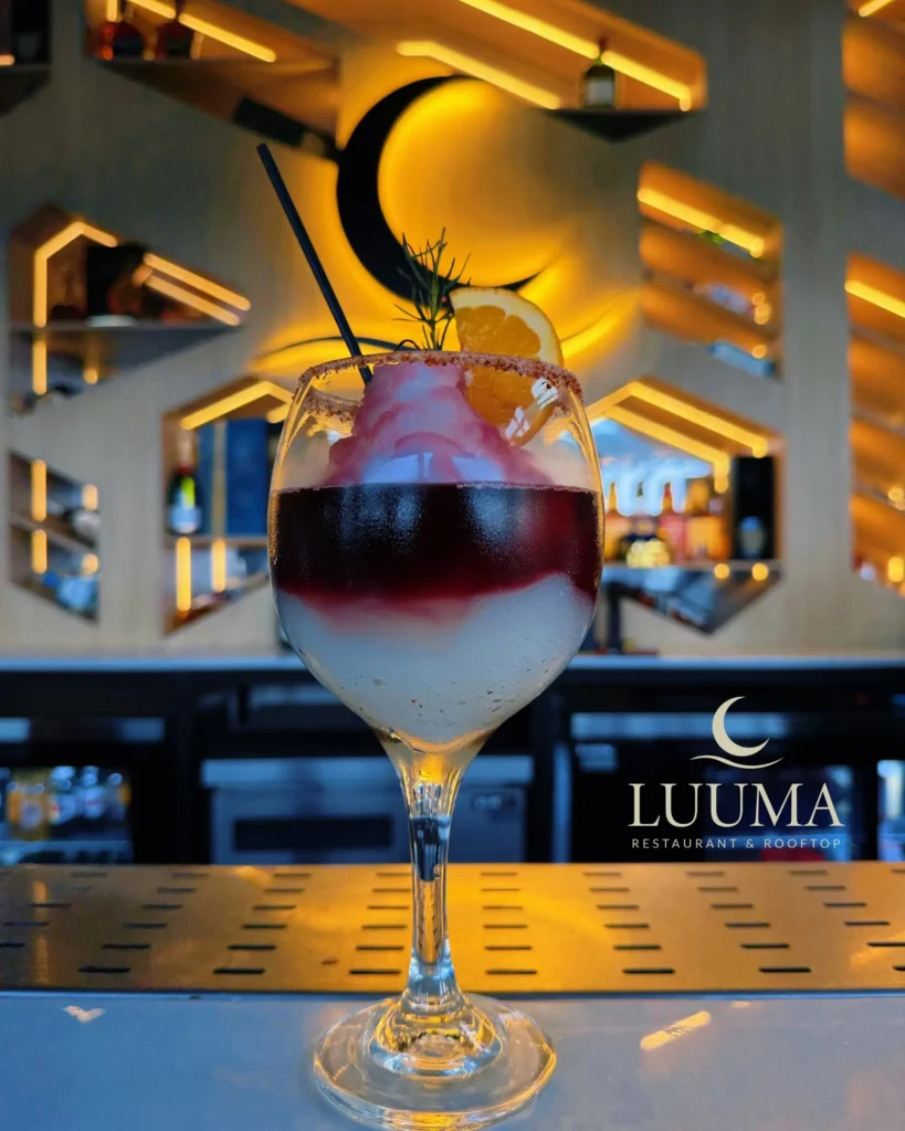 Coctelería de autor con cócteles creativos presentados en copas de diseño elegante.