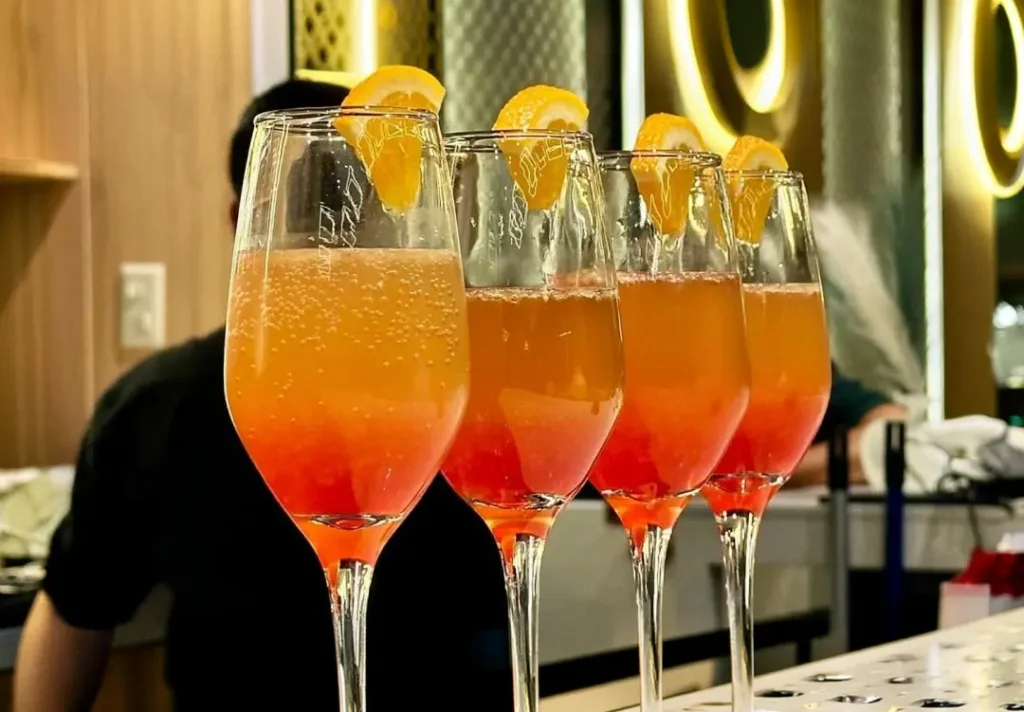 Cócteles tropicales preparados con frutas frescas inspirados en la costa ecuatoriana