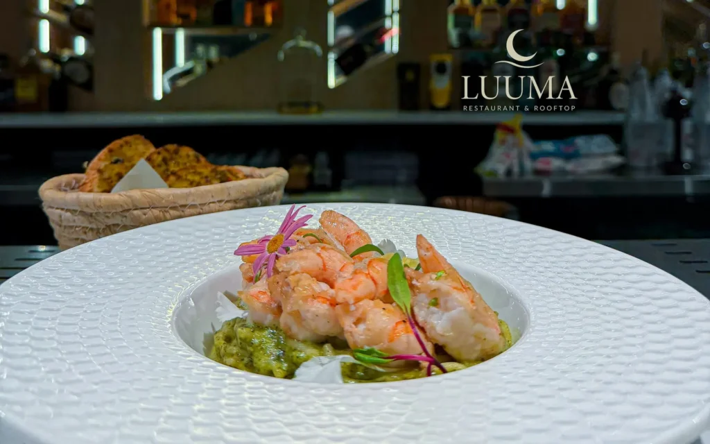 Mariscos en Manta camarones y acompañamientos tradicionales.